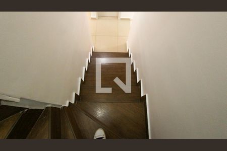 Casa de condomínio para alugar com 80m², 3 quartos e 2 vagas Casa de condomínio para alugar com 80m², 3 quartos e 2 vagasEscada