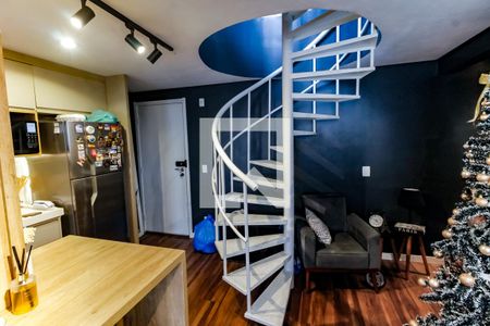 Escada acesso cobertura de apartamento à venda com 2 quartos, 110m² em Jardim Parque Morumbi, São Paulo