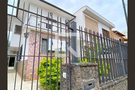 Casa à venda com 320m², 3 quartos e 4 vagas Casa à venda com 320m², 3 quartos e 4 vagasFachada