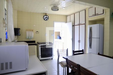 Casa à venda com 320m², 3 quartos e 4 vagas Casa à venda com 320m², 3 quartos e 4 vagasCozinha