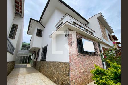 Casa à venda com 320m², 3 quartos e 4 vagas Casa à venda com 320m², 3 quartos e 4 vagasFachada