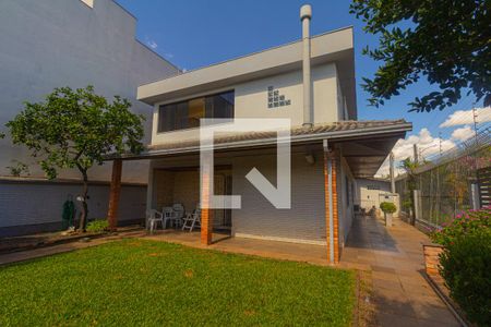 Casa à venda com 320m², 3 quartos e 3 vagas Casa à venda com 320m², 3 quartos e 3 vagasFachada