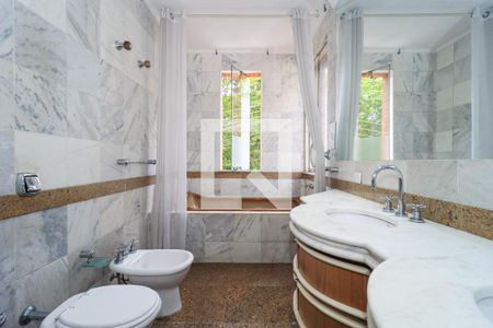 Casa à venda com 400m², 4 quartos e 4 vagas Casa à venda com 400m², 4 quartos e 4 vagasBanheiro da Suíte 1