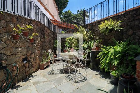 Casa à venda com 400m², 4 quartos e 4 vagas Casa à venda com 400m², 4 quartos e 4 vagasÁrea externa