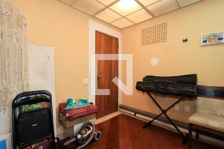 Casa à venda com 400m², 4 quartos e 4 vagas Casa à venda com 400m², 4 quartos e 4 vagasEscritório