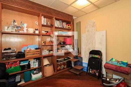 Casa à venda com 400m², 4 quartos e 4 vagas Casa à venda com 400m², 4 quartos e 4 vagasEscritório