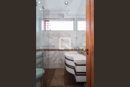 Casa à venda com 400m², 4 quartos e 4 vagas Casa à venda com 400m², 4 quartos e 4 vagasBanheiro