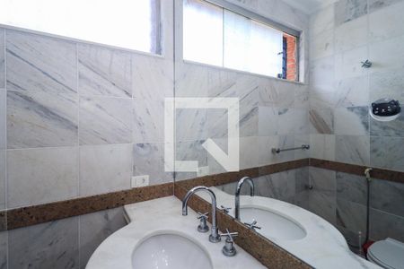 Casa à venda com 400m², 4 quartos e 4 vagas Casa à venda com 400m², 4 quartos e 4 vagasBanheiro