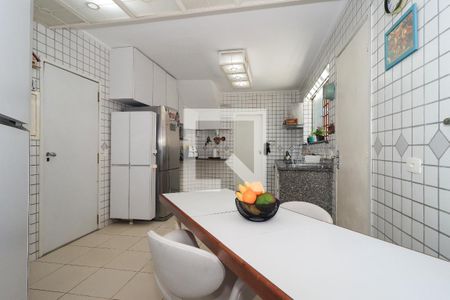 Casa à venda com 400m², 4 quartos e 4 vagas Casa à venda com 400m², 4 quartos e 4 vagasCozinha