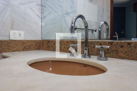 Casa à venda com 400m², 4 quartos e 4 vagas Casa à venda com 400m², 4 quartos e 4 vagasBanheiro da Suíte 2