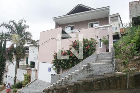 Casa à venda com 238m², 4 quartos e 3 vagas Casa à venda com 238m², 4 quartos e 3 vagasFachada da Casa