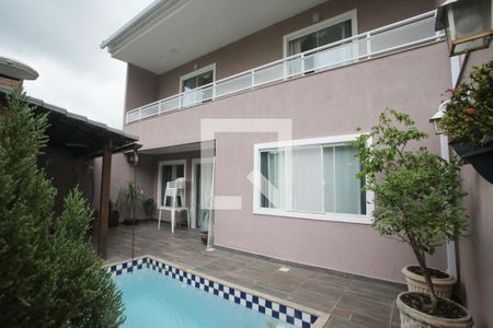 Casa à venda com 238m², 4 quartos e 3 vagas Casa à venda com 238m², 4 quartos e 3 vagasPiscina