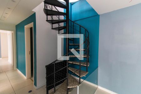 Apartamento à venda com 194m², 4 quartos e 2 vagasEscada