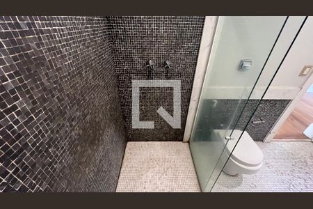 Casa à venda com 707m², 4 quartos e 10 vagasBanheiro da Suíte 2