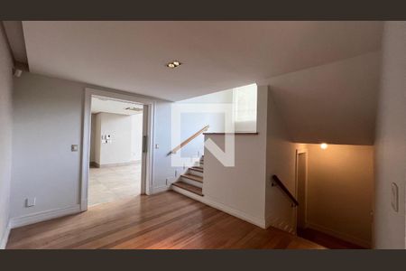 Casa à venda com 707m², 4 quartos e 10 vagasLobby