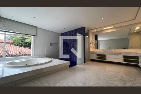 Casa à venda com 707m², 4 quartos e 10 vagasBanheiro da suíte master