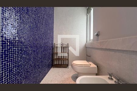 Casa à venda com 707m², 4 quartos e 10 vagasBanheiro da suíte master