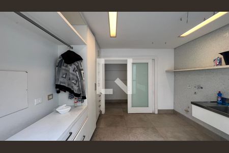 Casa à venda com 707m², 4 quartos e 10 vagasLavanderia