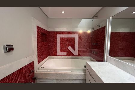 Casa à venda com 707m², 4 quartos e 10 vagasBanheiro da Suíte 1