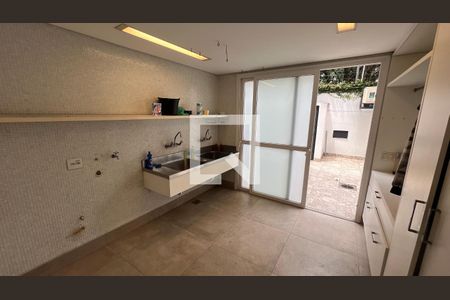 Casa à venda com 707m², 4 quartos e 10 vagasLavanderia