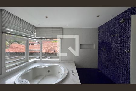 Casa à venda com 707m², 4 quartos e 10 vagasBanheiro da suíte master