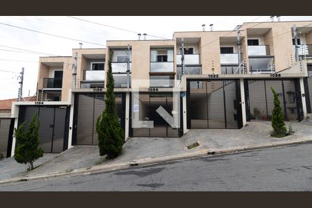 Casa à venda com 210m², 4 quartos e 2 vagas Casa à venda com 210m², 4 quartos e 2 vagasFachada