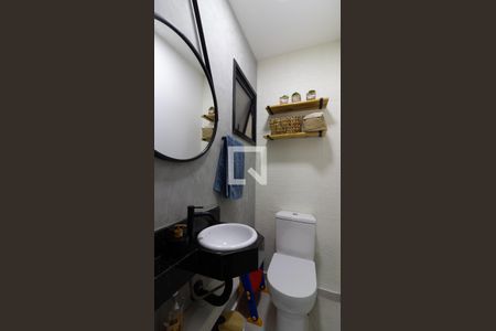 Casa à venda com 210m², 4 quartos e 2 vagas Casa à venda com 210m², 4 quartos e 2 vagasBanheiro