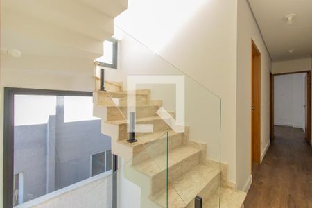 Escadas de casa de condomínio para alugar com 3 quartos, 135m² em Vila Santo Antonio de Carapicuiba, Cotia