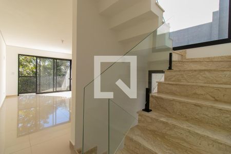 Escadas de casa de condomínio para alugar com 3 quartos, 135m² em Vila Santo Antonio de Carapicuiba, Cotia