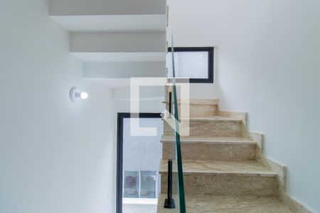Escadas de casa de condomínio para alugar com 3 quartos, 135m² em Vila Santo Antonio de Carapicuiba, Cotia