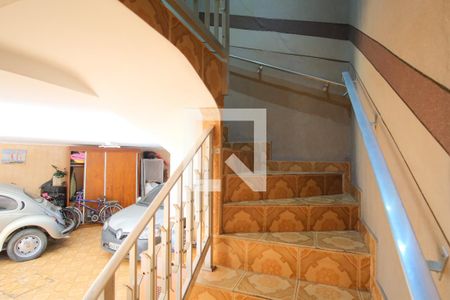 Casa à venda com 220m², 3 quartos e 5 vagasEscada para garagem