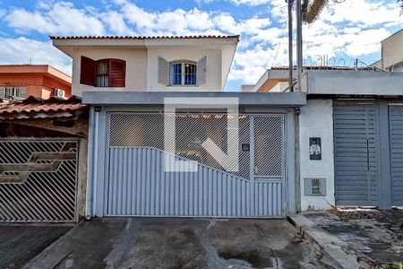 Casa à venda com 200m², 3 quartos e 2 vagas Casa à venda com 200m², 3 quartos e 2 vagasFachada