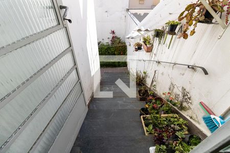 Casa à venda com 200m², 3 quartos e 2 vagas Casa à venda com 200m², 3 quartos e 2 vagasEscada