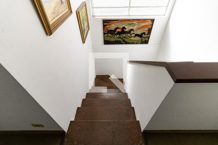 Casa à venda com 200m², 3 quartos e 2 vagas Casa à venda com 200m², 3 quartos e 2 vagasEscada