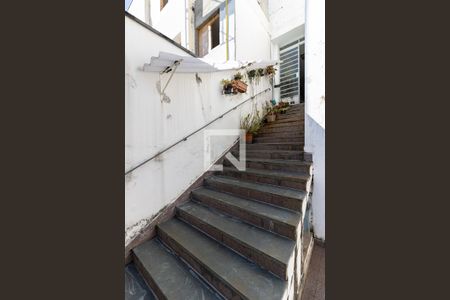 Casa à venda com 200m², 3 quartos e 2 vagas Casa à venda com 200m², 3 quartos e 2 vagasEscada