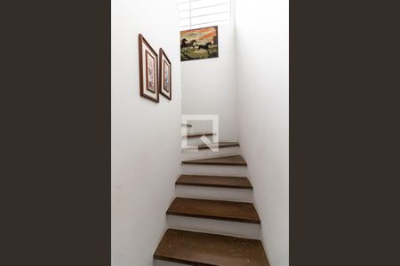 Casa à venda com 200m², 3 quartos e 2 vagas Casa à venda com 200m², 3 quartos e 2 vagasEscada