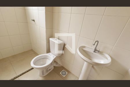 Banheiro de apartamento para alugar com 2 quartos, 56m² em Vila Tupi, Várzea Paulista