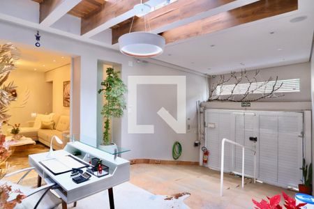 Casa à venda com 274m², 6 quartos e 1 vaga Casa à venda com 274m², 6 quartos e 1 vagaÁrea de serviço