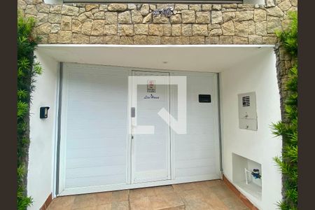 Casa à venda com 274m², 6 quartos e 1 vaga Casa à venda com 274m², 6 quartos e 1 vagaFachada