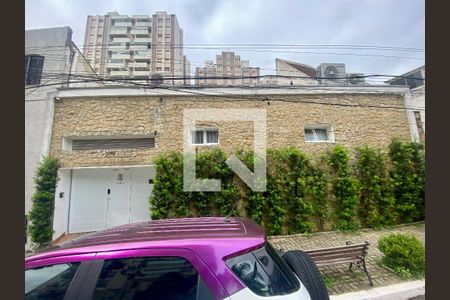 Casa à venda com 274m², 6 quartos e 1 vaga Casa à venda com 274m², 6 quartos e 1 vagaFachada