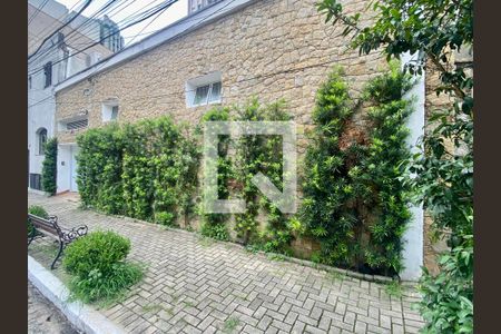 Casa à venda com 274m², 6 quartos e 1 vaga Casa à venda com 274m², 6 quartos e 1 vagaFachada