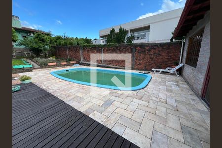 Casa à venda com 250m², 4 quartos e 2 vagas Casa à venda com 250m², 4 quartos e 2 vagasÁrea comum - Piscina
