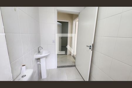 Banheiro de apartamento para alugar com 2 quartos, 56m² em Vila Tupi, Várzea Paulista