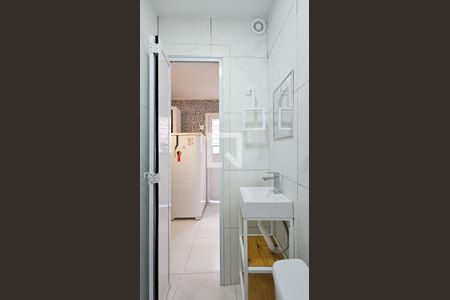Banheiro de kitnet/studio para alugar com 1 quarto, 14m² em Jardim Anhanguera, São Paulo