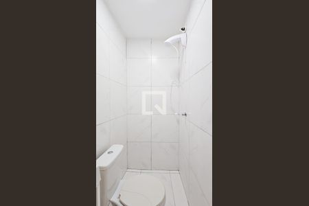 Banheiro de kitnet/studio para alugar com 1 quarto, 14m² em Jardim Anhanguera, São Paulo