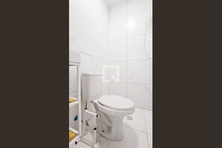 Banheiro de kitnet/studio para alugar com 1 quarto, 14m² em Jardim Anhanguera, São Paulo