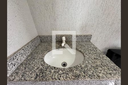 Casa à venda com 330m², 4 quartos e 4 vagas Casa à venda com 330m², 4 quartos e 4 vagasBanheiro Social (terceiro andar)