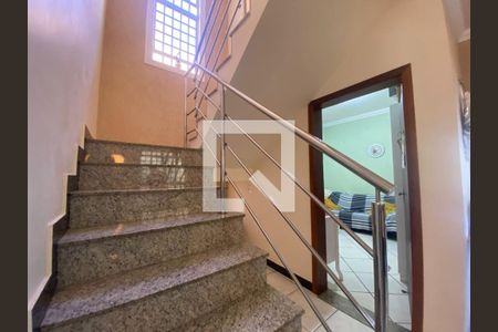 Casa à venda com 120m², 4 quartos e 4 vagas Casa à venda com 120m², 4 quartos e 4 vagasEscada