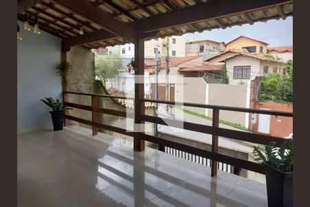 Sacada de casa à venda com 4 quartos, 120m² em Serrano, Belo Horizonte