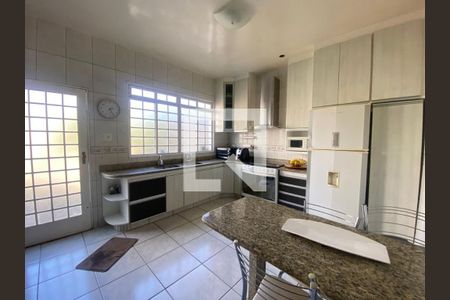 Casa à venda com 120m², 4 quartos e 4 vagas Casa à venda com 120m², 4 quartos e 4 vagasCozinha